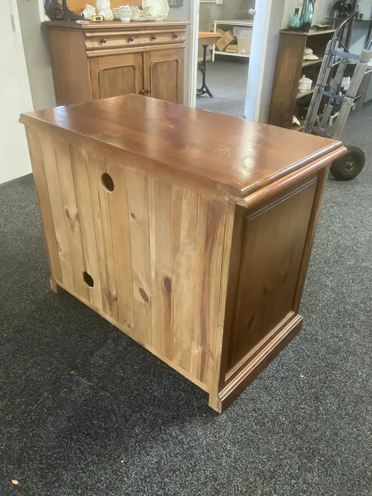 Solid Pine TV Stand, 2 Door, Ring Handles. H80 W102 D57cm Image 1++
