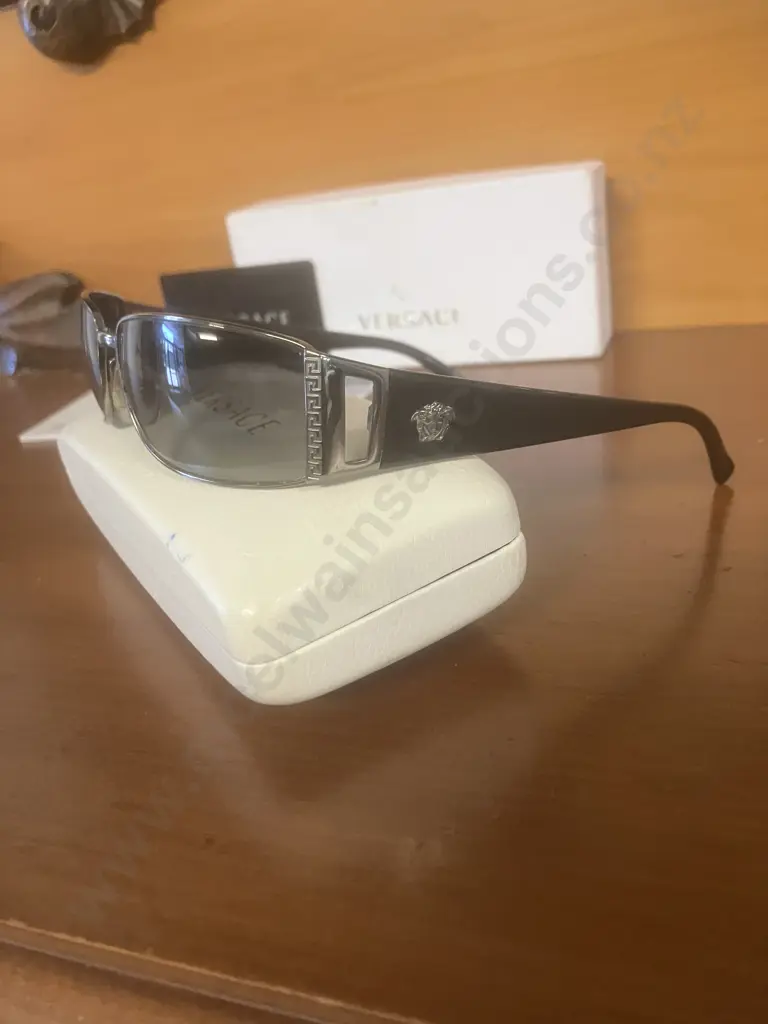 Versace 2021 Black Acetate Gun-Metal Medusa Logo Rectangular Sunglasses With Case Image 1++