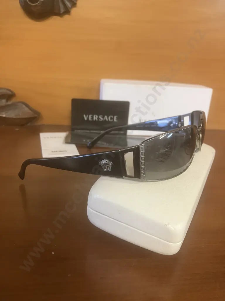 Versace 2021 Black Acetate Gun-Metal Medusa Logo Rectangular Sunglasses With Case Image 1++