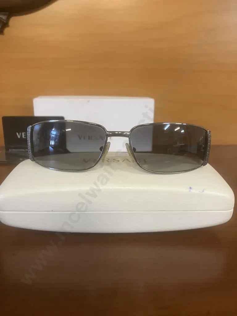 Versace 2021 Black Acetate Gun-Metal Medusa Logo Rectangular Sunglasses With Case Image 1++