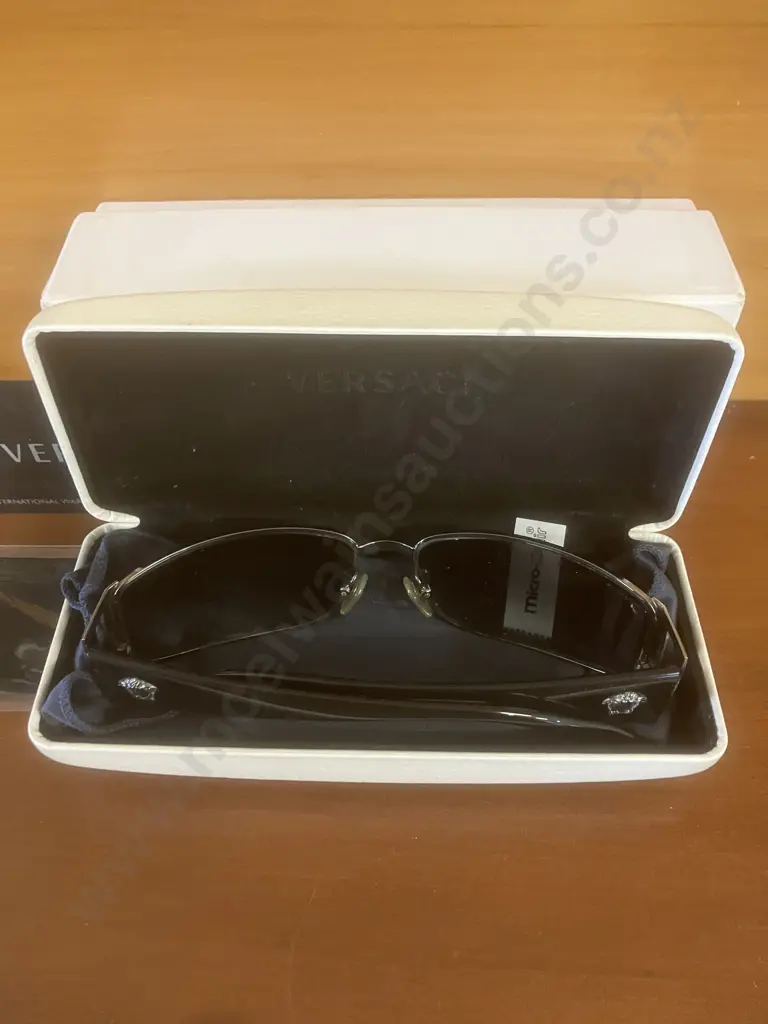 Versace 2021 Black Acetate Gun-Metal Medusa Logo Rectangular Sunglasses With Case Image 1++