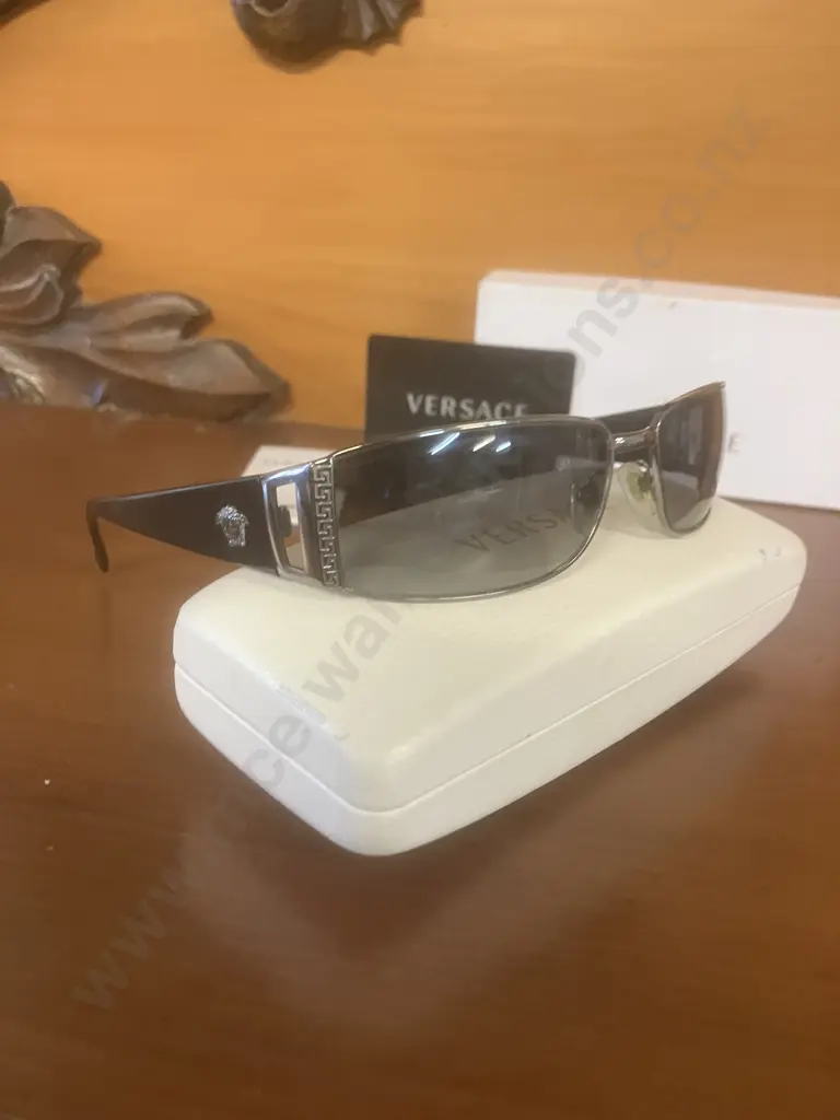 Versace 2021 Black Acetate Gun-Metal Medusa Logo Rectangular Sunglasses With Case Image 1++