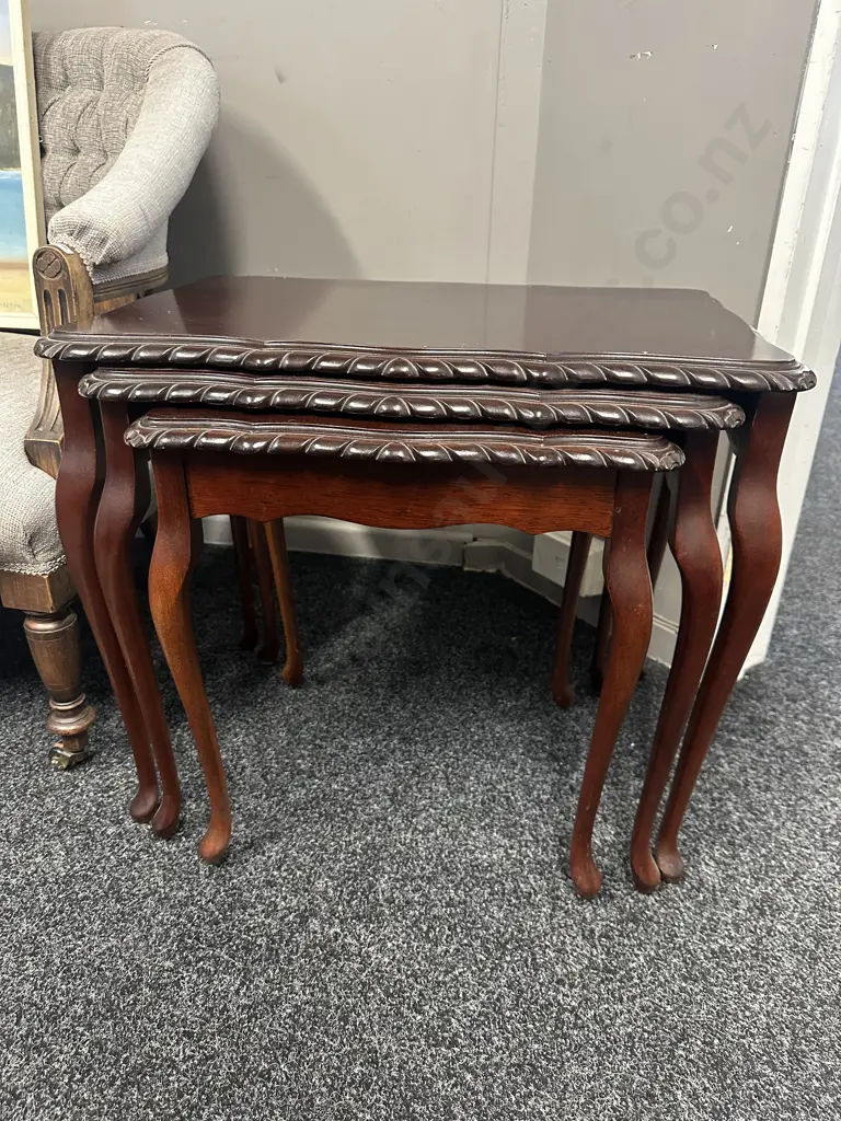 Set Of Three Mahogany Nesting Tables Ornate Rope Edge Cabriole Legs Image 1++