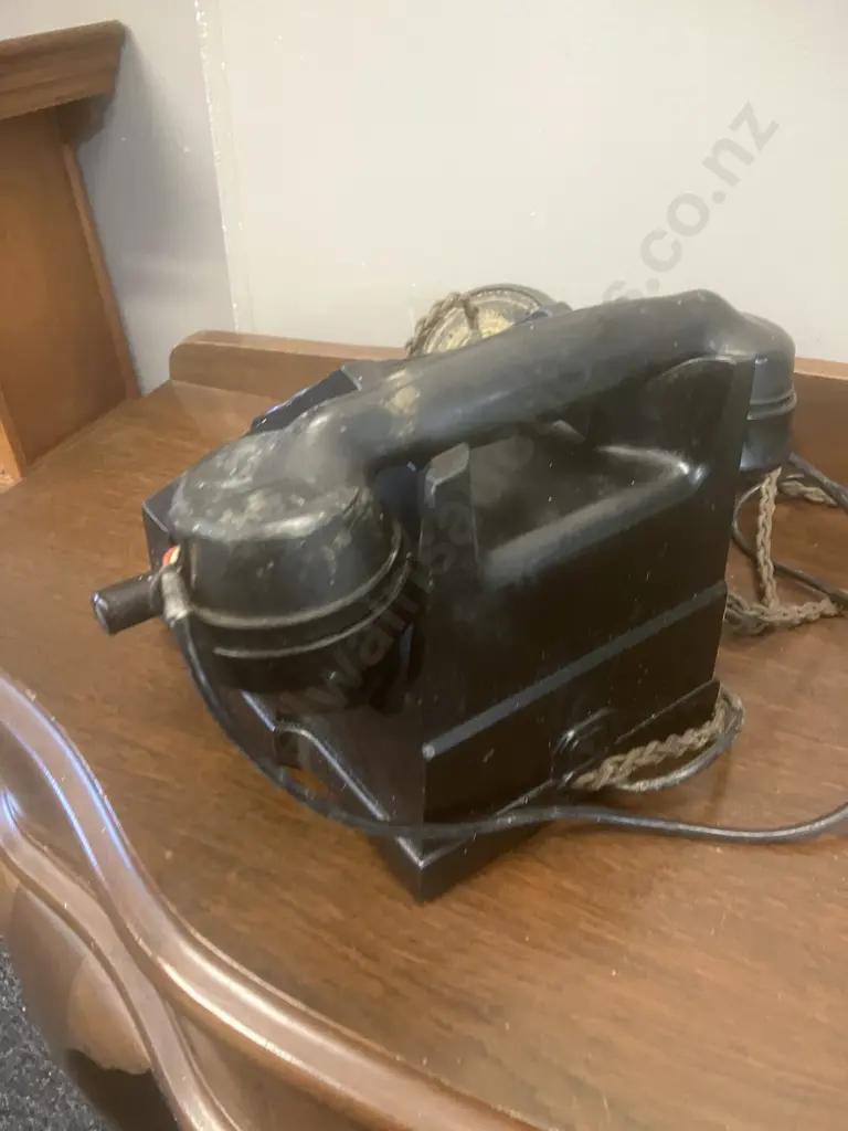 Vintage New Zealand Post Office F195 Magneto Bakelite Table Phone & 1990s Telecom Compact 200 MCM Green Pushbutton Phone Image 1++