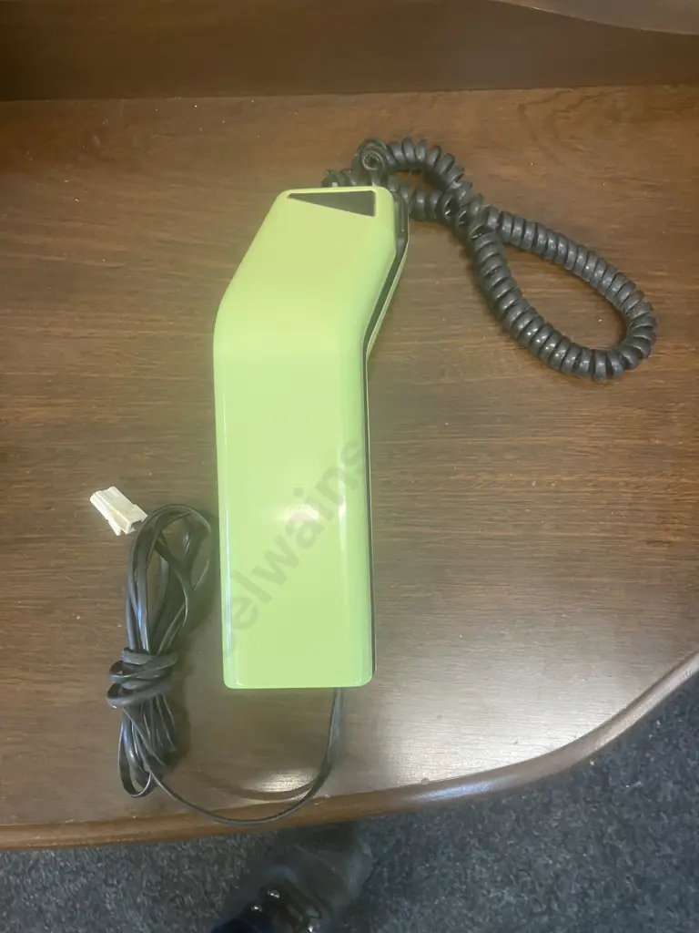 Vintage New Zealand Post Office F195 Magneto Bakelite Table Phone & 1990s Telecom Compact 200 MCM Green Pushbutton Phone Image 1++