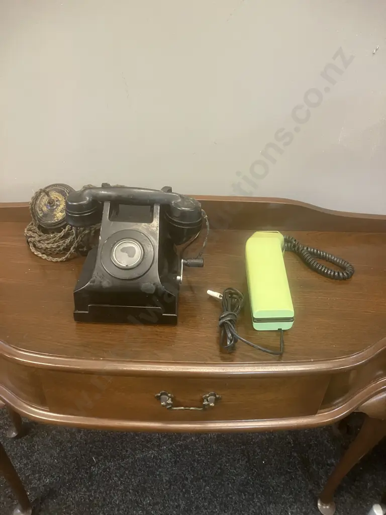 Vintage New Zealand Post Office F195 Magneto Bakelite Table Phone & 1990s Telecom Compact 200 MCM Green Pushbutton Phone Image 1++
