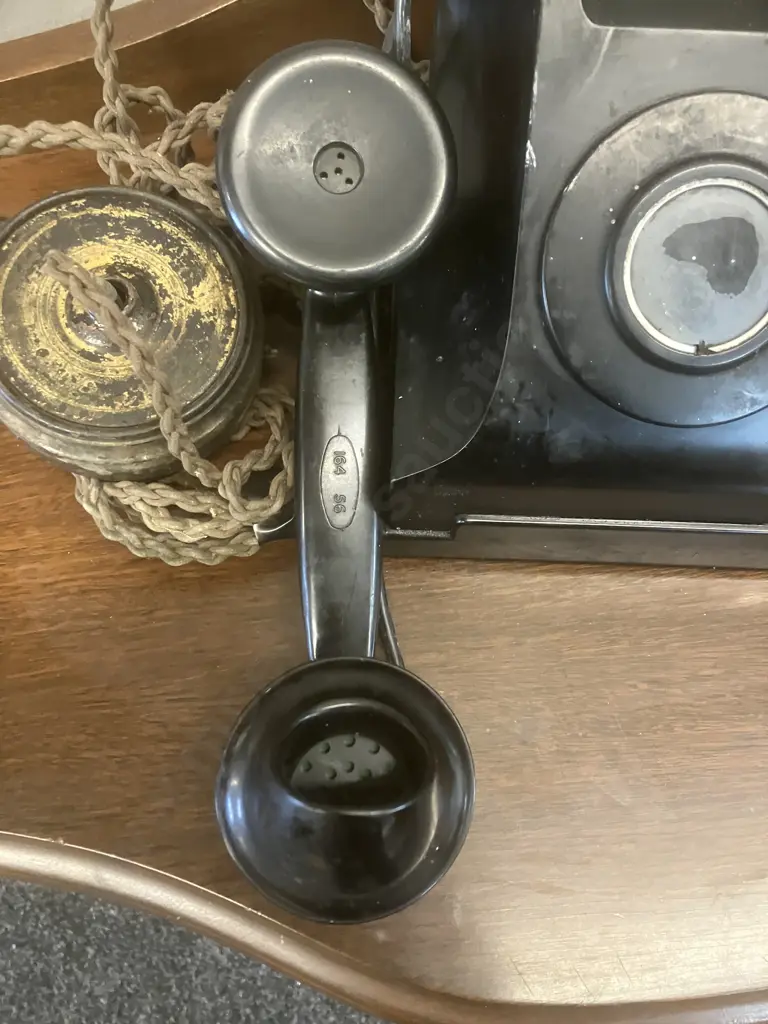 Vintage New Zealand Post Office F195 Magneto Bakelite Table Phone & 1990s Telecom Compact 200 MCM Green Pushbutton Phone Image 1++
