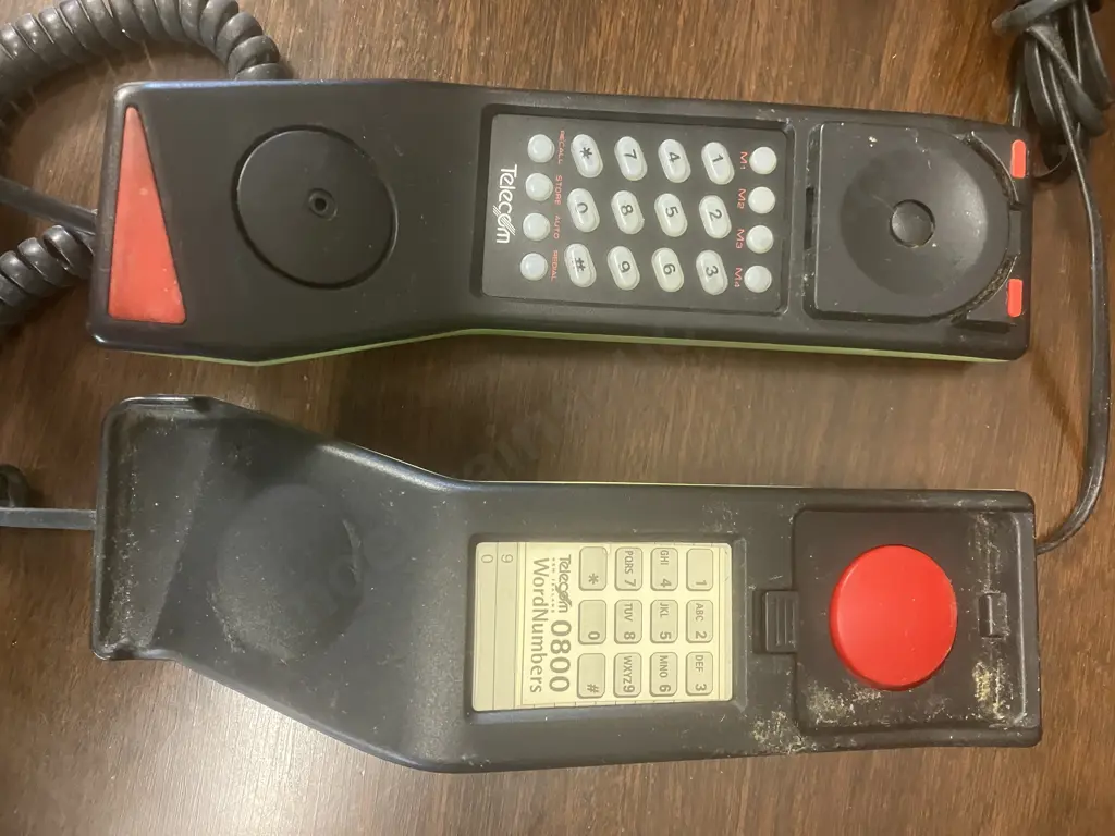 Vintage New Zealand Post Office F195 Magneto Bakelite Table Phone & 1990s Telecom Compact 200 MCM Green Pushbutton Phone Image 1++