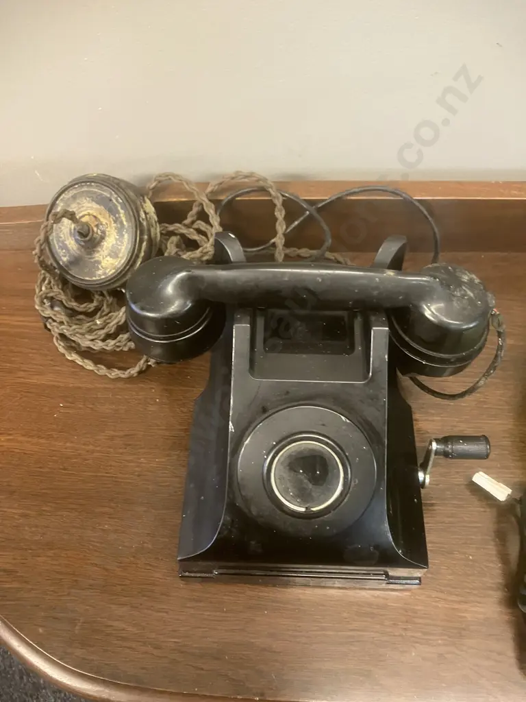 Vintage New Zealand Post Office F195 Magneto Bakelite Table Phone & 1990s Telecom Compact 200 MCM Green Pushbutton Phone Image 1++