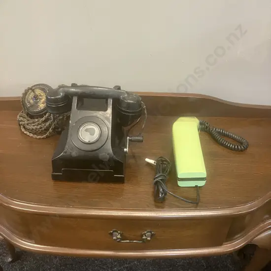 Vintage New Zealand Post Office F195 Magneto Bakelite Table Phone & 1990s Telecom Compact 200 MCM Green Pushbutton Phone