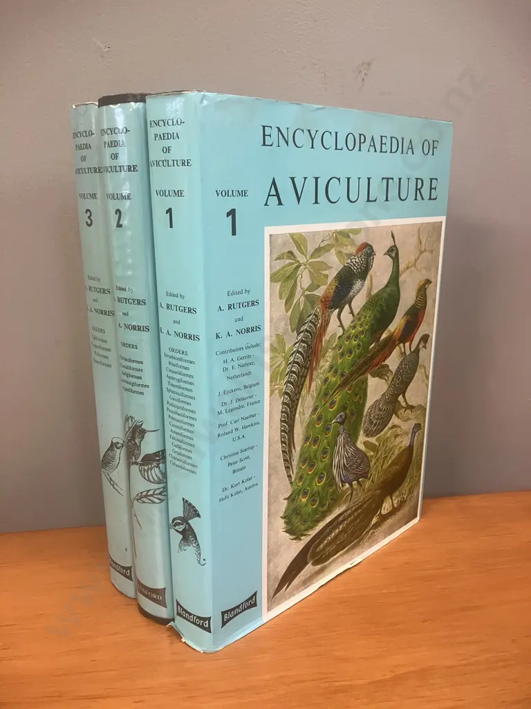 Encyclopaedia of Aviculture in 3 Volumes - A. Rutgers & KA Norris (Eds) Blandford Press 1979-1984. Image 1++