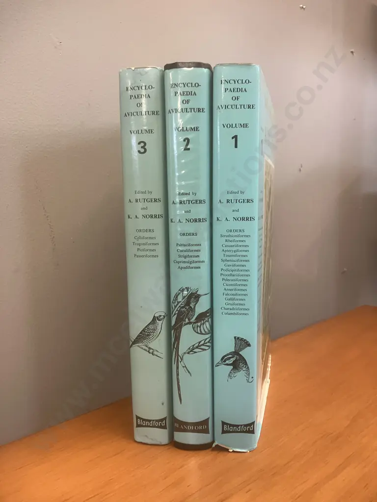 Encyclopaedia of Aviculture in 3 Volumes - A. Rutgers & KA Norris (Eds) Blandford Press 1979-1984. Image 1++