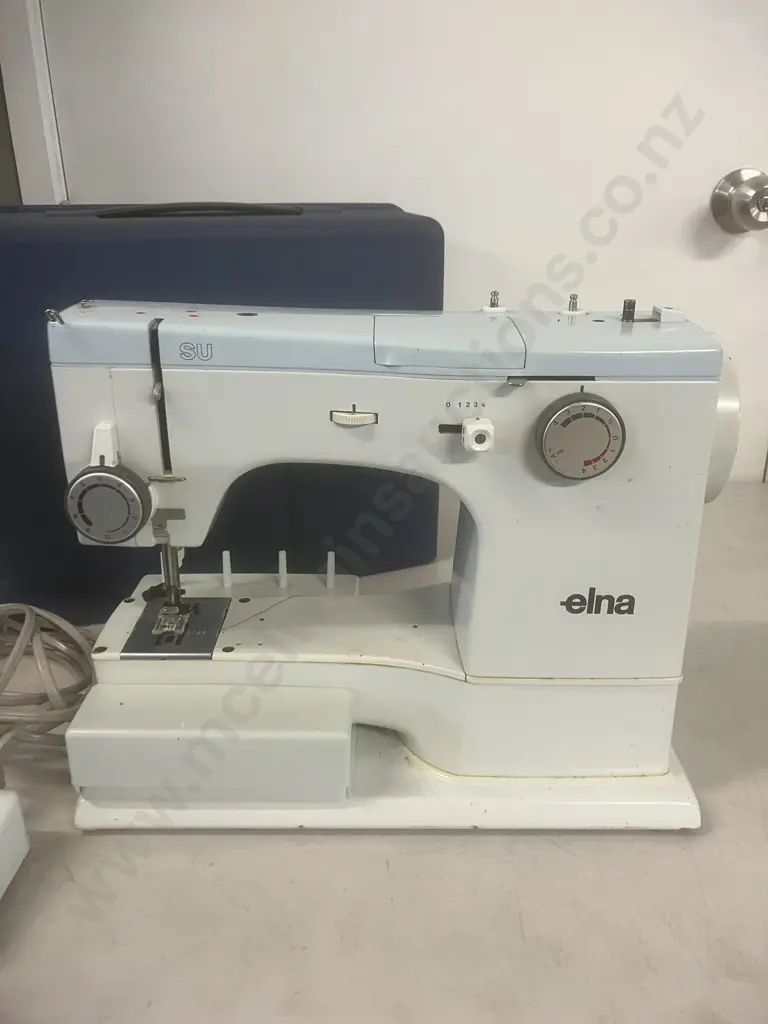 Elna SU Swiss Made Sewing Machine With Metal Case Image 1++