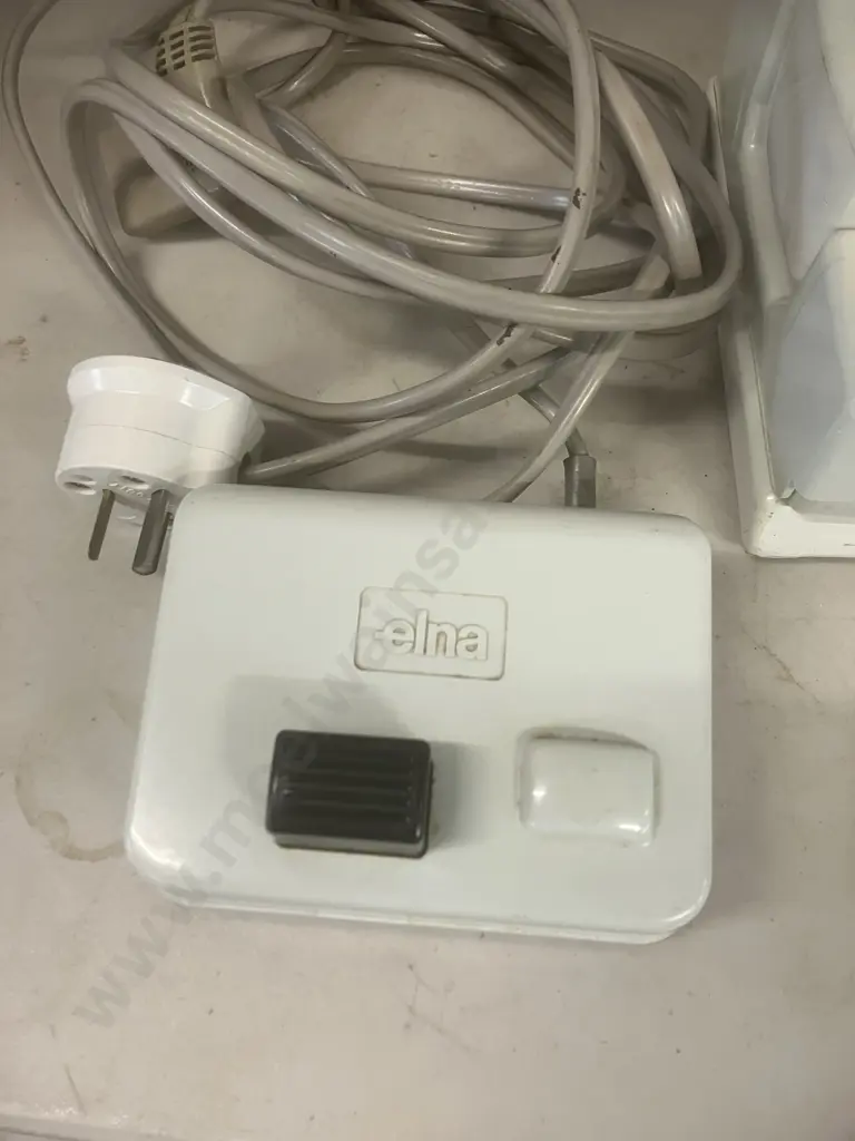 Elna SU Swiss Made Sewing Machine With Metal Case Image 1++