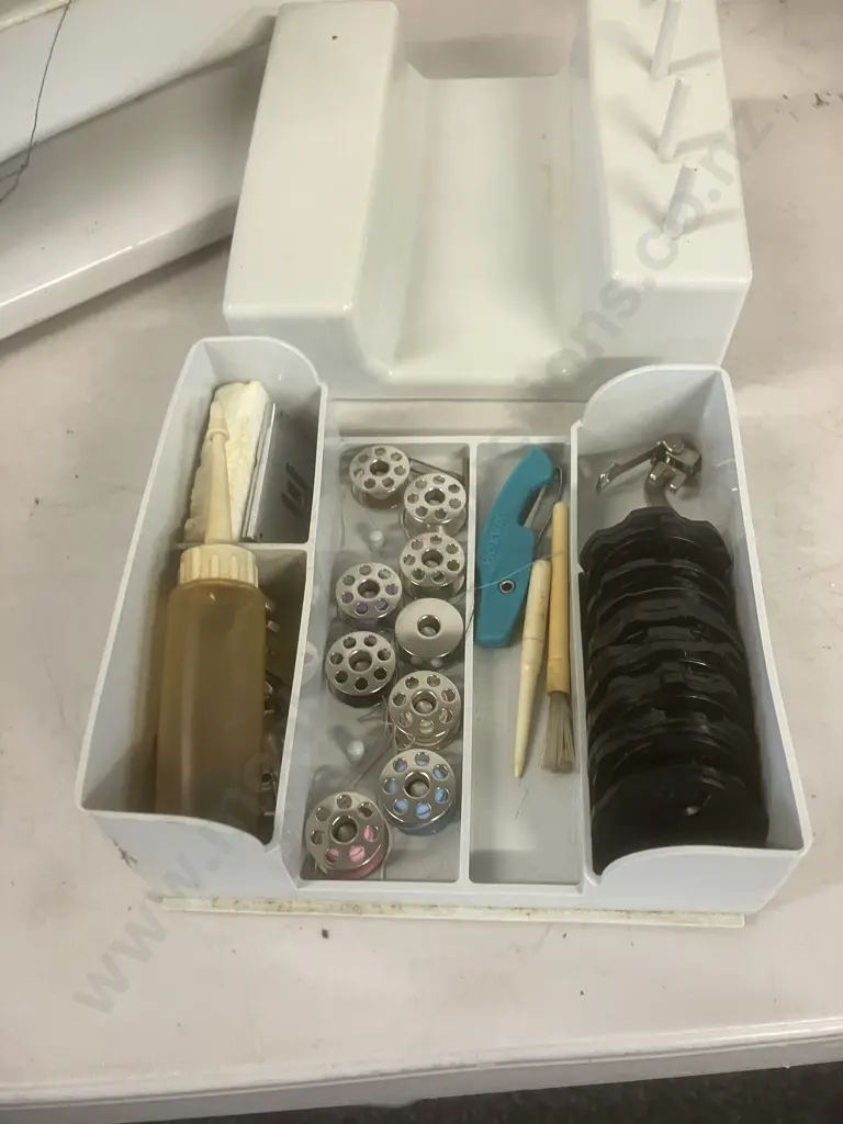 Elna SU Swiss Made Sewing Machine With Metal Case Image 1++
