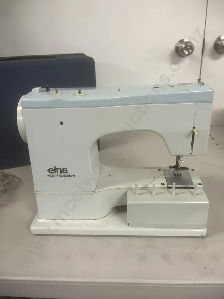 Elna SU Swiss Made Sewing Machine With Metal Case Image 1++