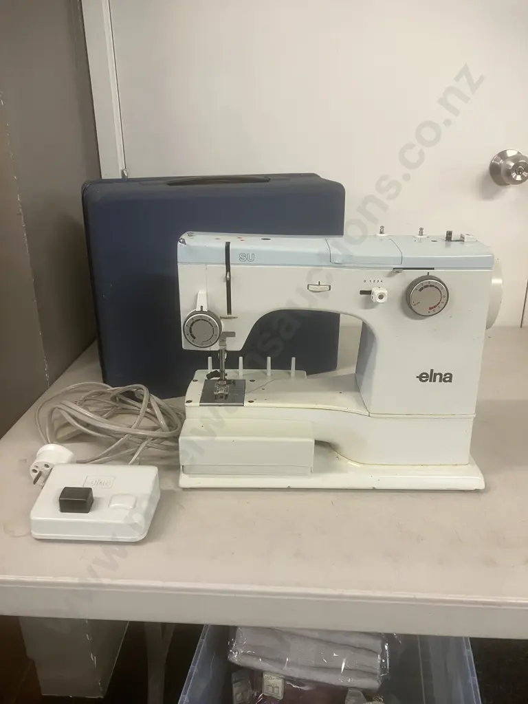 Elna SU Swiss Made Sewing Machine With Metal Case Image 1++