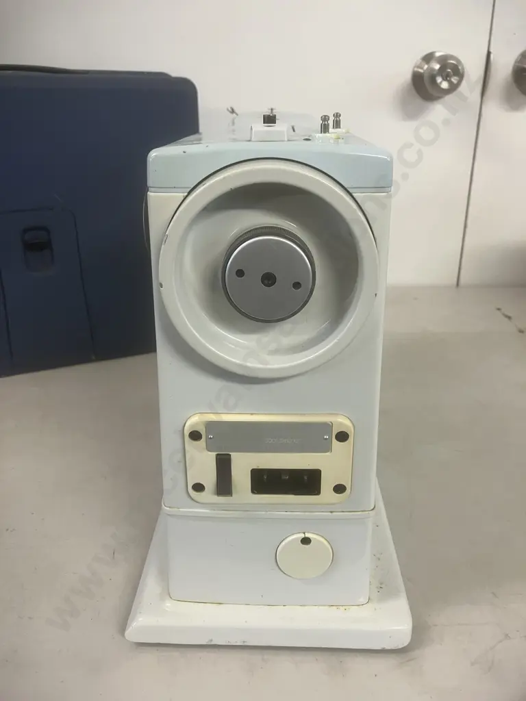 Elna SU Swiss Made Sewing Machine With Metal Case Image 1++