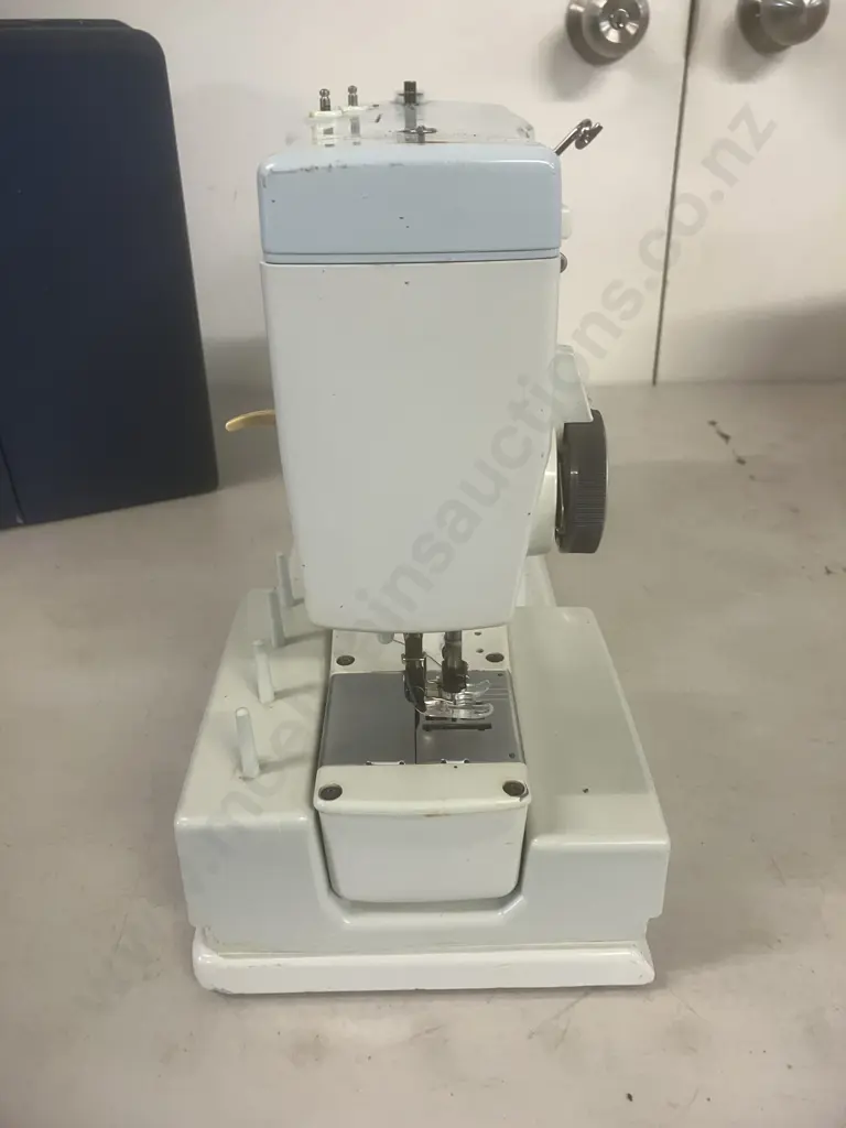 Elna SU Swiss Made Sewing Machine With Metal Case Image 1++
