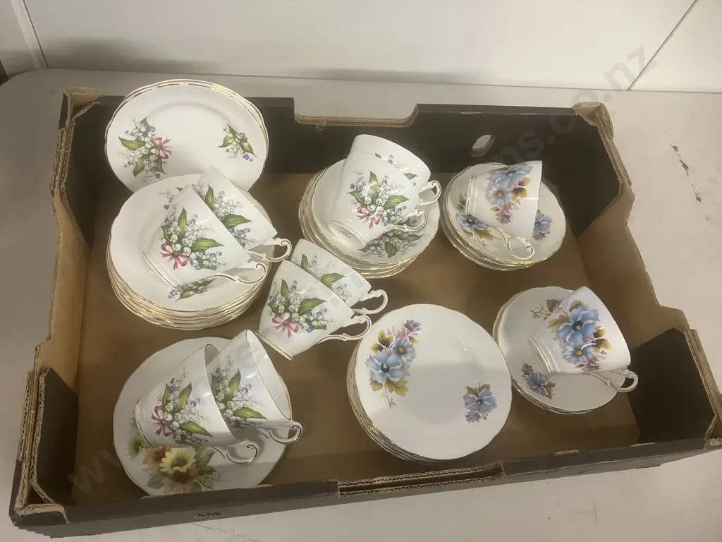 Box lot Assorted Teaware Image 1++