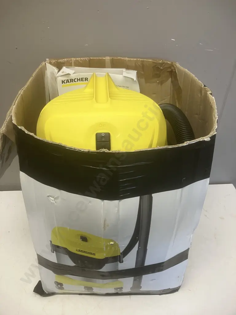 Karcher Vacuum Cleaner WD3.300M With Manual & Bags Image 1++