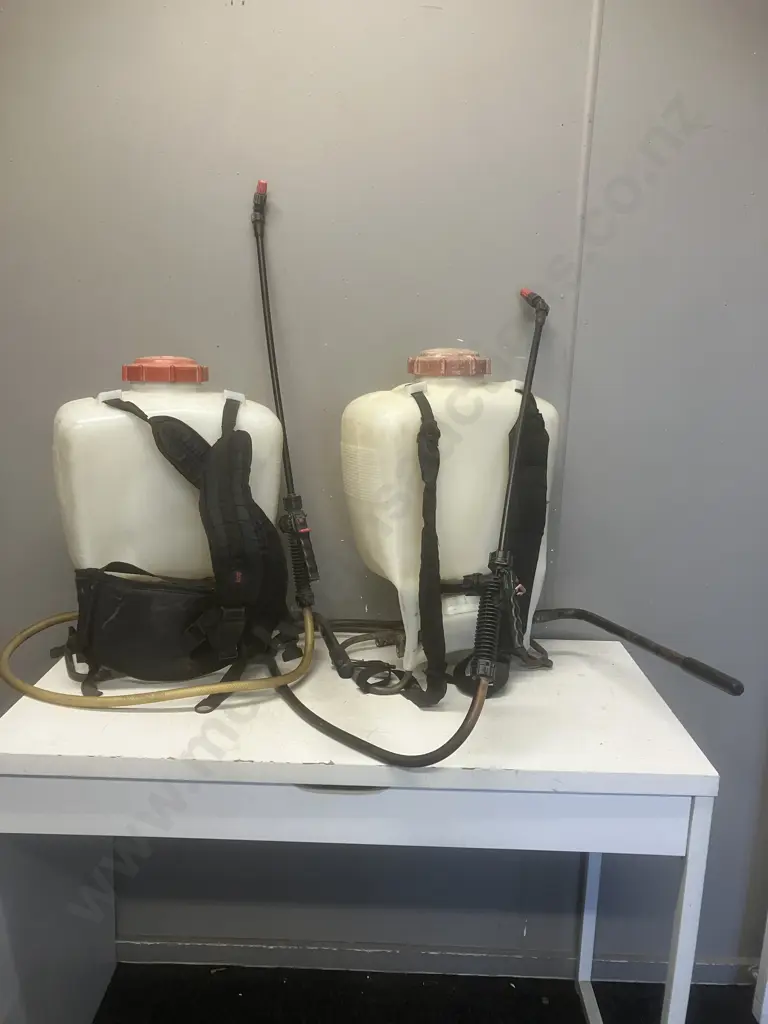 Pair of Solo Backpack Sprayers With Manual Image 1++