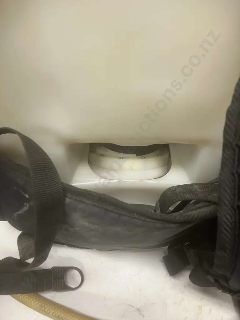 Pair of Solo Backpack Sprayers With Manual Image 1++