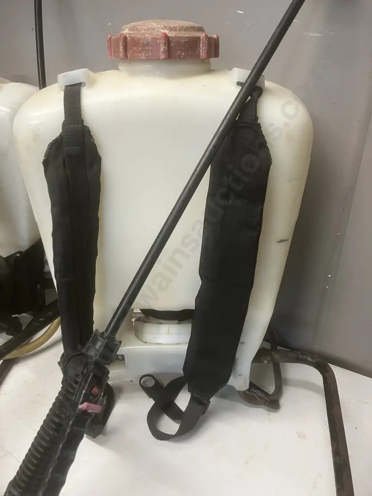 Pair of Solo Backpack Sprayers With Manual Image 1++