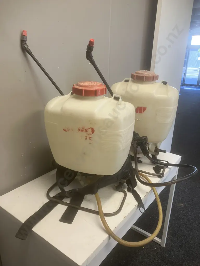 Pair of Solo Backpack Sprayers With Manual Image 1++