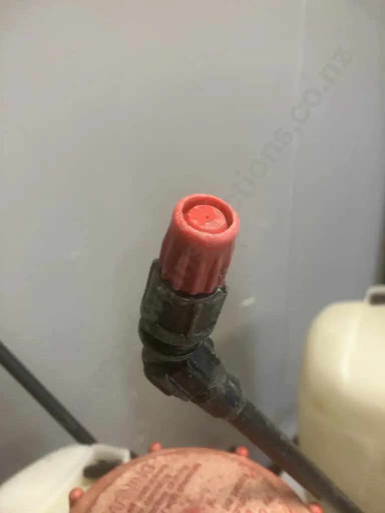 Pair of Solo Backpack Sprayers With Manual Image 1++