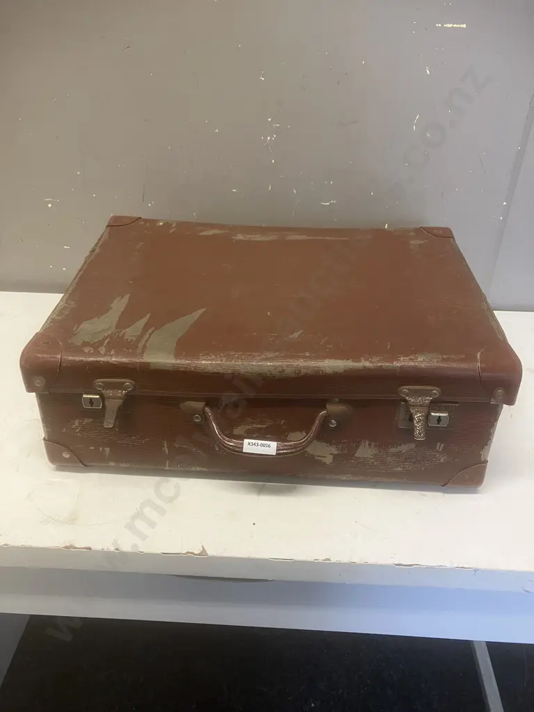 Vintage 1960s Duro Travel Goods Fibre Suitcase. Image 1++