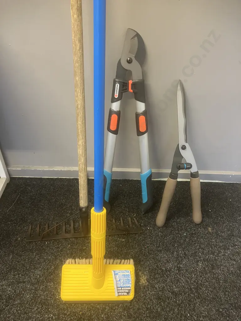 Raven Telescopic Water Brush, Garden Rake, Gardena Telescopic Loppers & Gardena Shears Image 1++