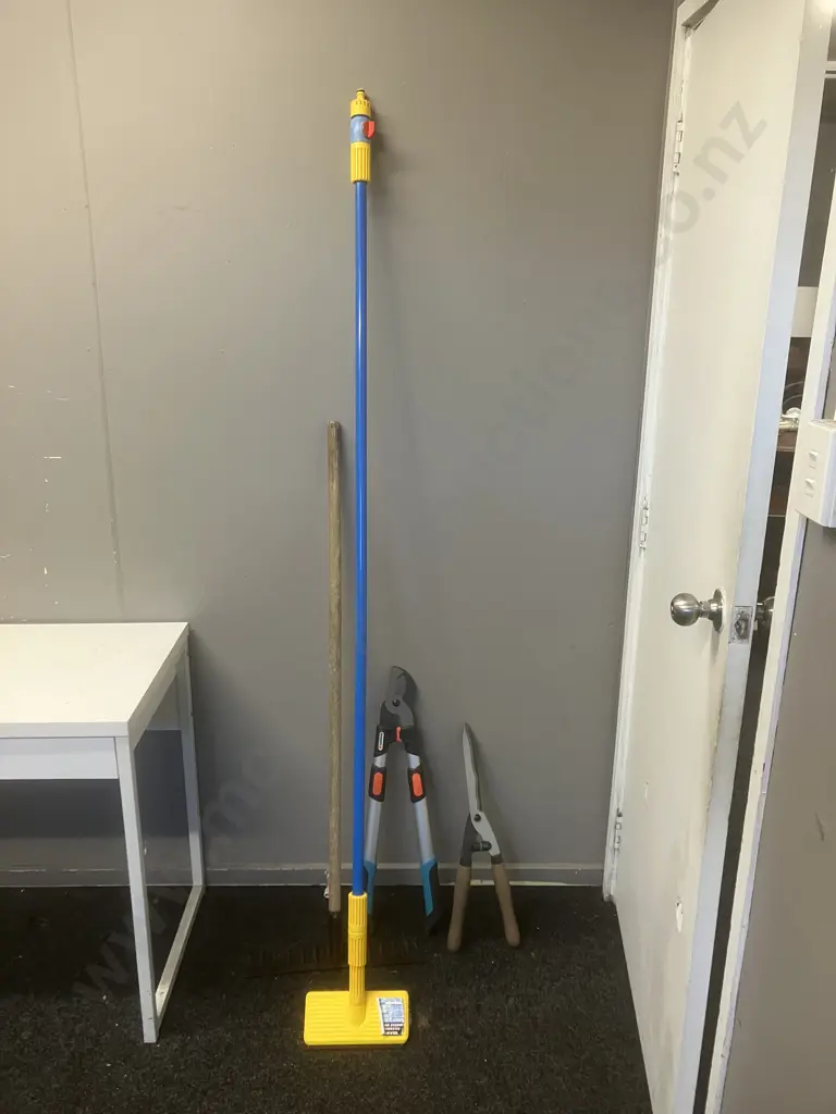 Raven Telescopic Water Brush, Garden Rake, Gardena Telescopic Loppers & Gardena Shears Image 1++