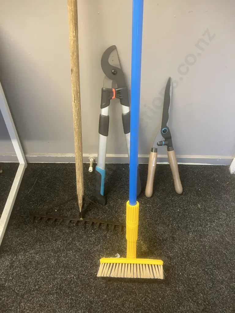 Raven Telescopic Water Brush, Garden Rake, Gardena Telescopic Loppers & Gardena Shears Image 1++