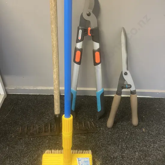 Raven Telescopic Water Brush, Garden Rake, Gardena Telescopic Loppers & Gardena Shears