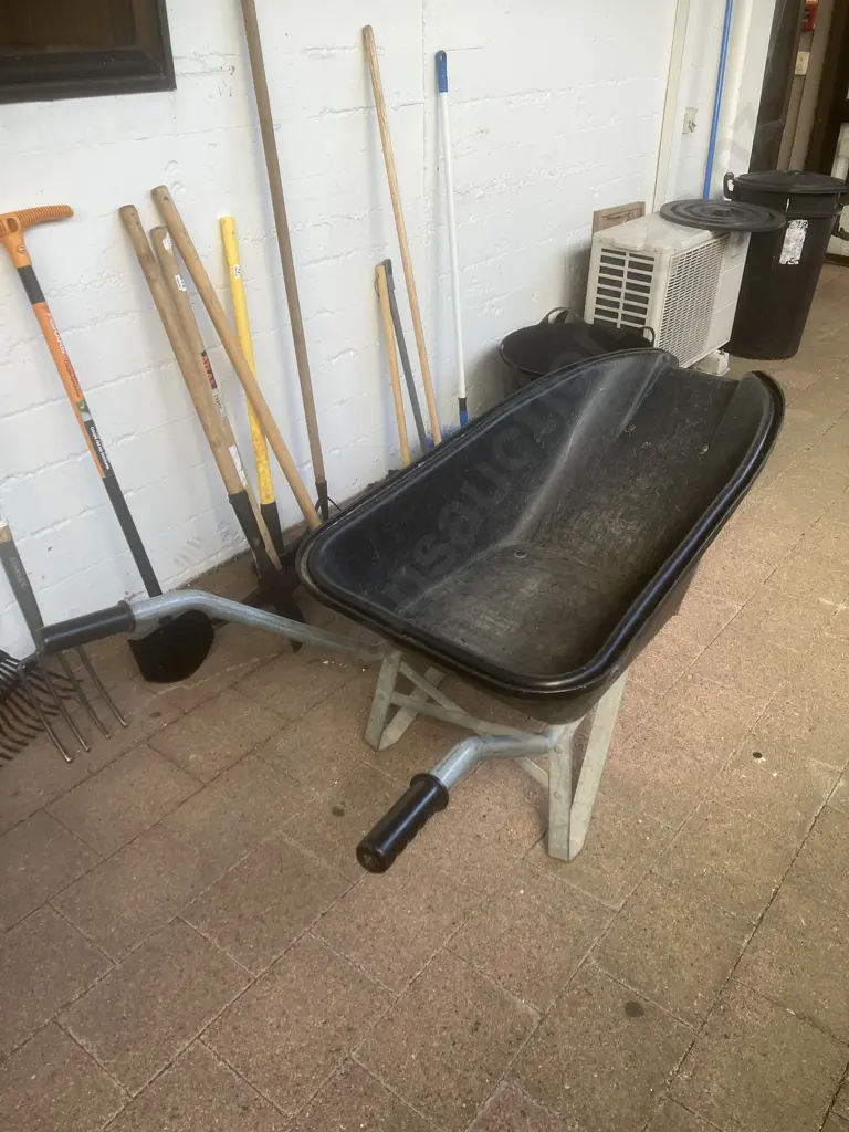 Wheelbarrow With Pour Lip Image 1++