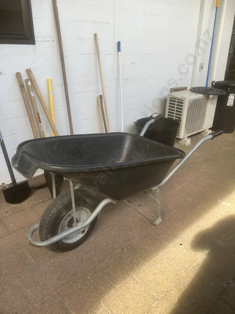 Wheelbarrow With Pour Lip Image 1++
