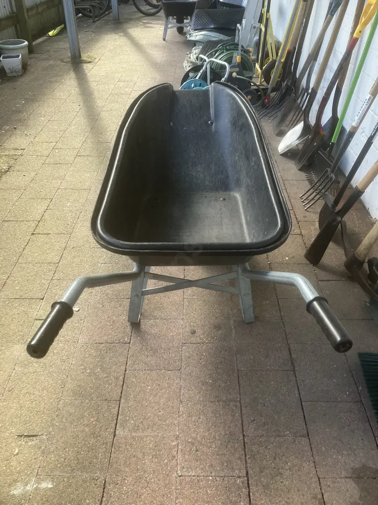 Wheelbarrow With Pour Lip Image 1++