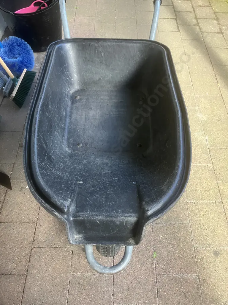 Wheelbarrow With Pour Lip Image 1++
