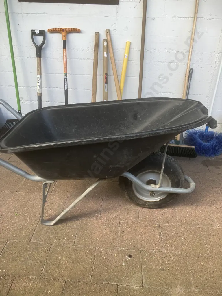 Wheelbarrow With Pour Lip Image 1++