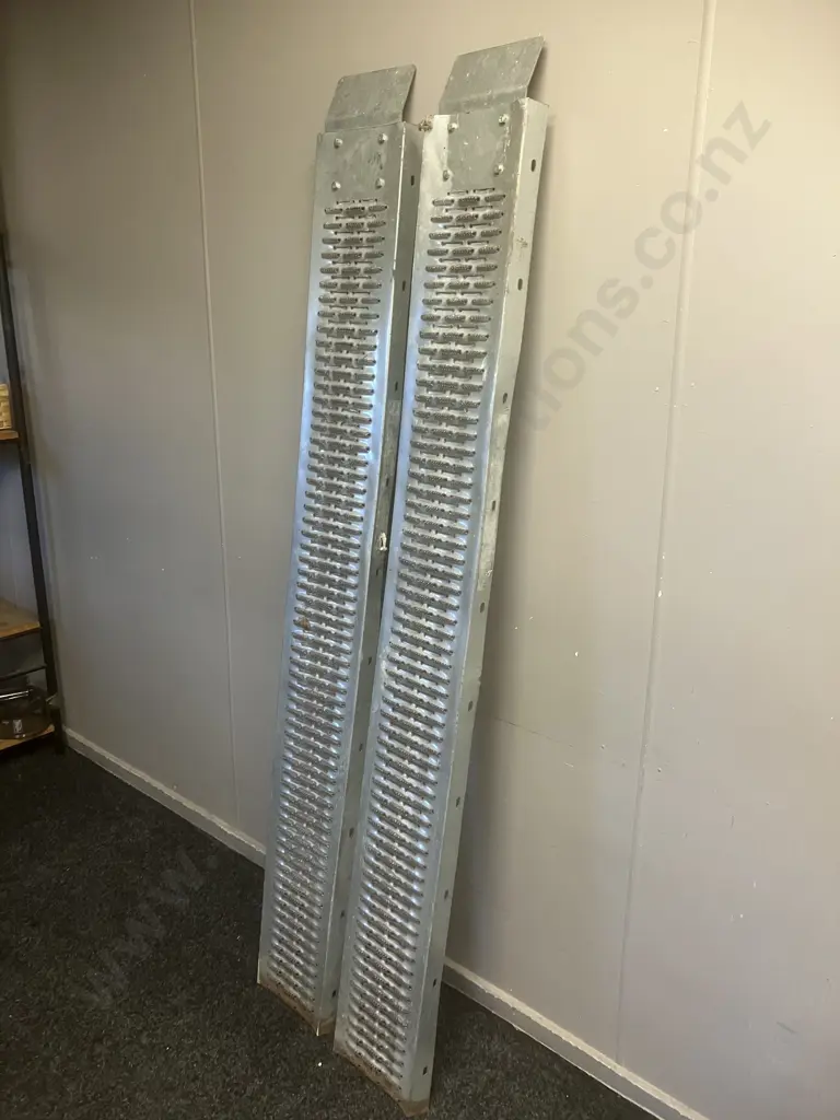 Pair of 1.8m Loading Ramps Image 1++