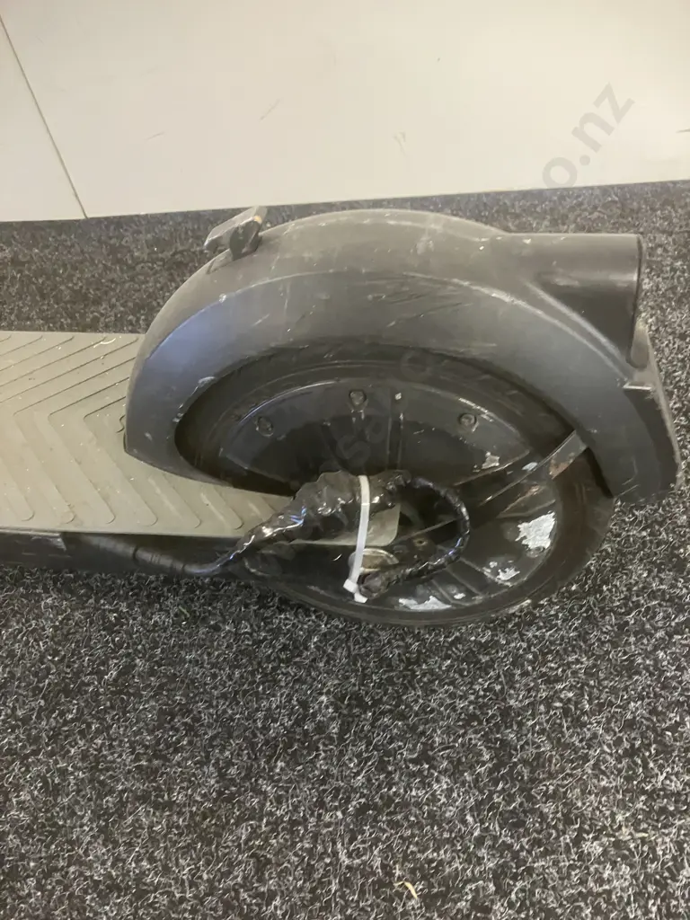 InMotion Model LE1 Electric Scooter - No Charger (Sold As- Is) Image 1++
