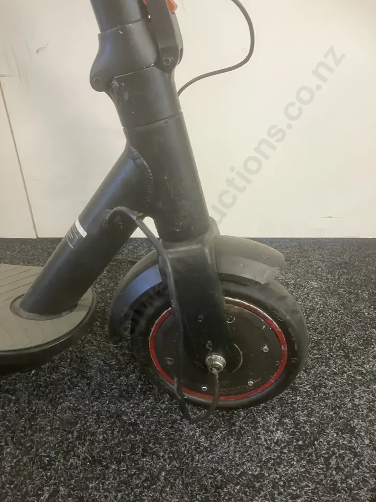 InMotion Model LE1 Electric Scooter - No Charger (Sold As- Is) Image 1++