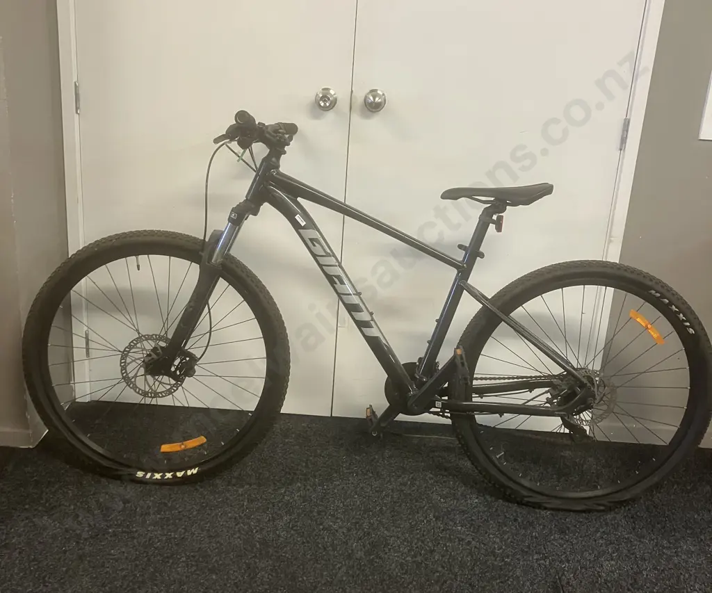 GIANT Talon Black Mountain Bike Image 1++