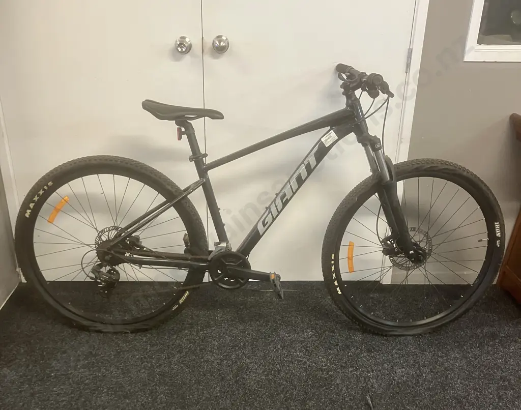 GIANT Talon Black Mountain Bike Image 1++