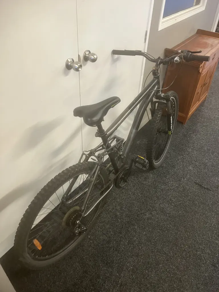 Black Bike With Sun Tour XCT Forks Image 1++