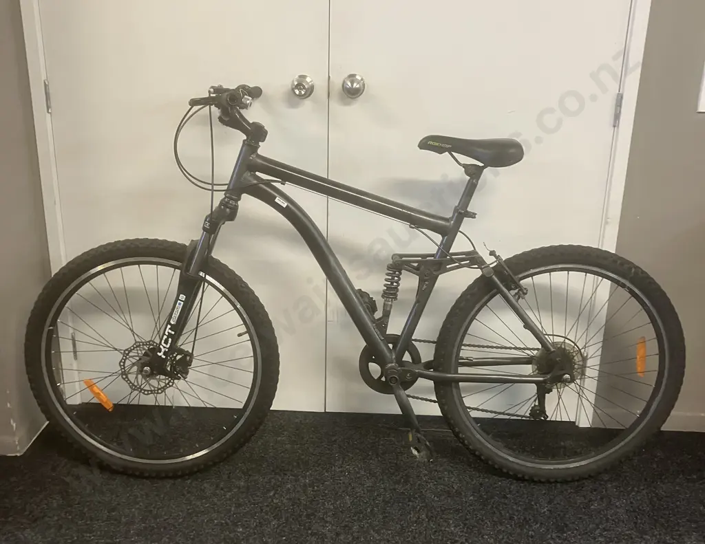 Black Bike With Sun Tour XCT Forks Image 1++