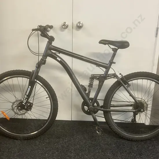 Black Bike With Sun Tour XCT Forks