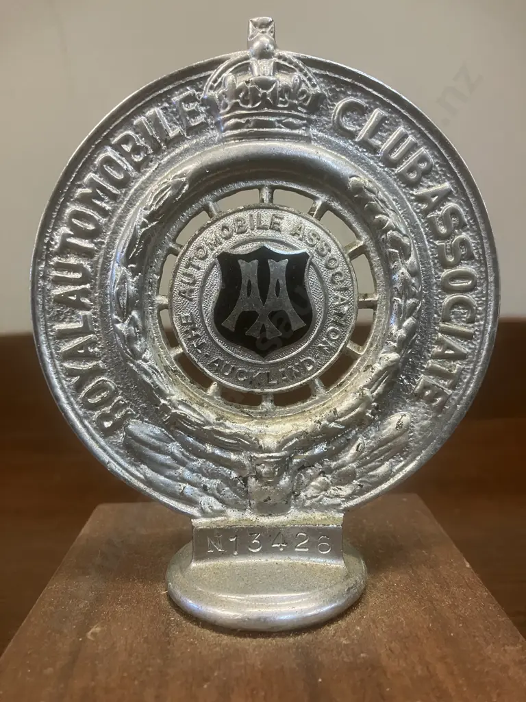 Vintage AA Royal Automobile Club Associate Auckland Car Badge N13426 (1930 - 1945) Image 1++