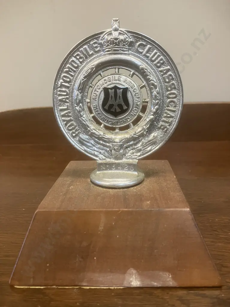 Vintage AA Royal Automobile Club Associate Auckland Car Badge N13426 (1930 - 1945) Image 1++